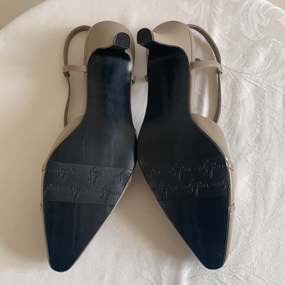 Taupe closed toe sling back heels - size 9.5 - Picture 3 of 4
